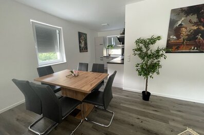 Bright dining area with wooden table – 3-room apartment, short-term rental, temporary housing for 1 to 6 months, Wagersbach