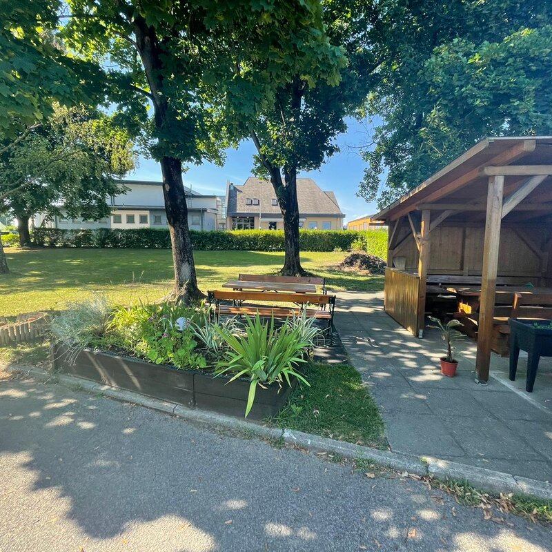 Outdoor seating & wooden pavilion – 4-room apartment, short-term rental Werndorf, temporary housing for 1 to 6 months