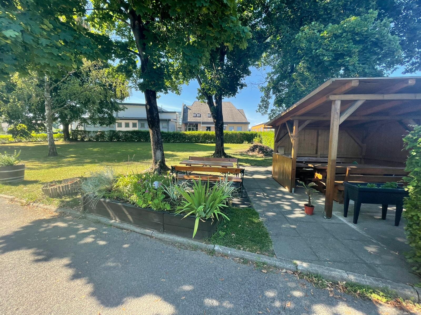 Outdoor seating & wooden pavilion – 4-room apartment, short-term rental Werndorf, temporary housing for 1 to 6 months