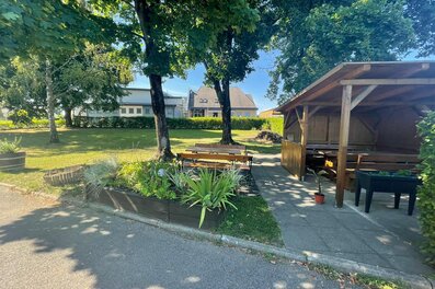 Outdoor seating & wooden pavilion – 4-room apartment, short-term rental Werndorf, temporary housing for 1 to 6 months