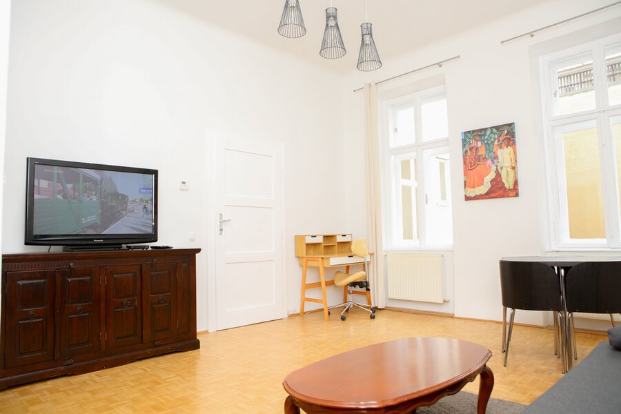 Bright living room with workspace and dining area – stylish and cozy in the heart of Vienna. | © Heikel Ben Bouzid