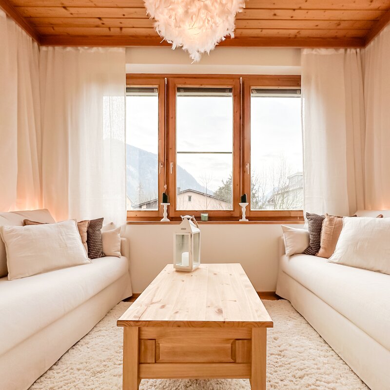 Helles Wohnzimmer mit zwei Sofas & Holzdecke – 4-Zimmer-Wohnung, Kurzzeitmiete Kufstein, Wohnen auf Zeit 1 bis 6 Monate