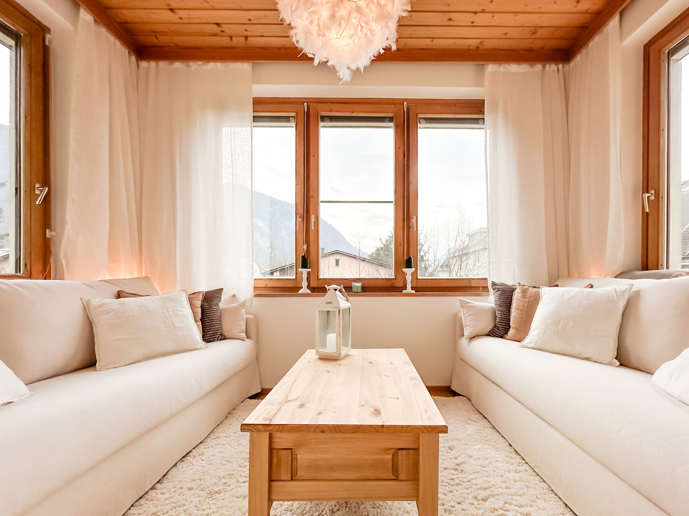 Helles Wohnzimmer mit zwei Sofas & Holzdecke – 4-Zimmer-Wohnung, Kurzzeitmiete Kufstein, Wohnen auf Zeit 1 bis 6 Monate