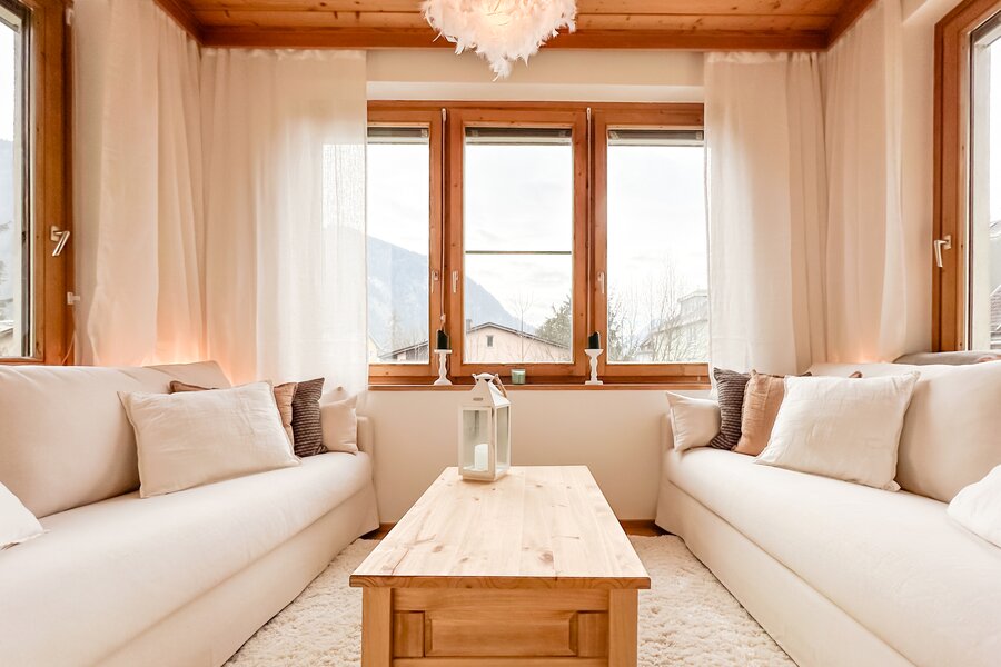 Helles Wohnzimmer mit zwei Sofas & Holzdecke – 4-Zimmer-Wohnung, Kurzzeitmiete Kufstein, Wohnen auf Zeit 1 bis 6 Monate