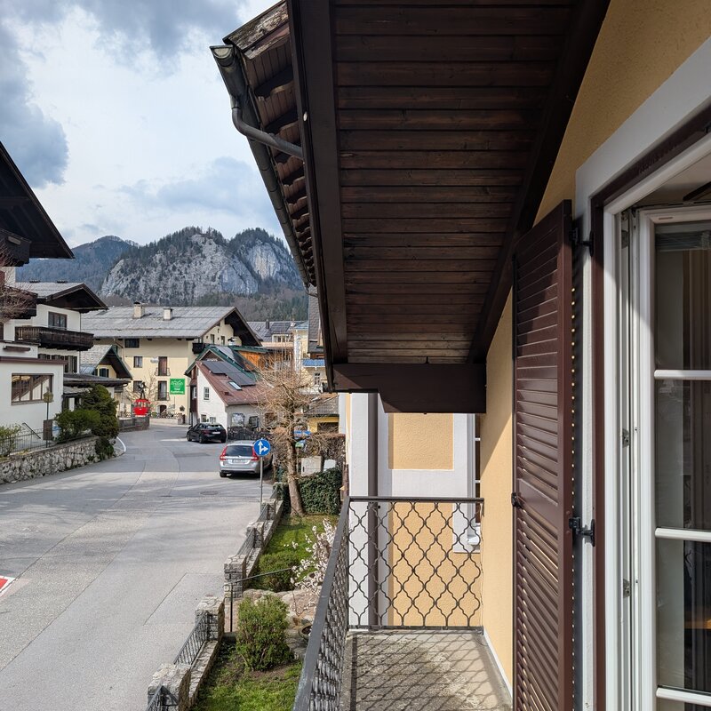 Balkon mit Bergpanorama: 2-Zimmer Wohnung zur Kurzzeitmiete & Wohnen auf Zeit für 1 bis 6 Monate in Sankt Gilgen