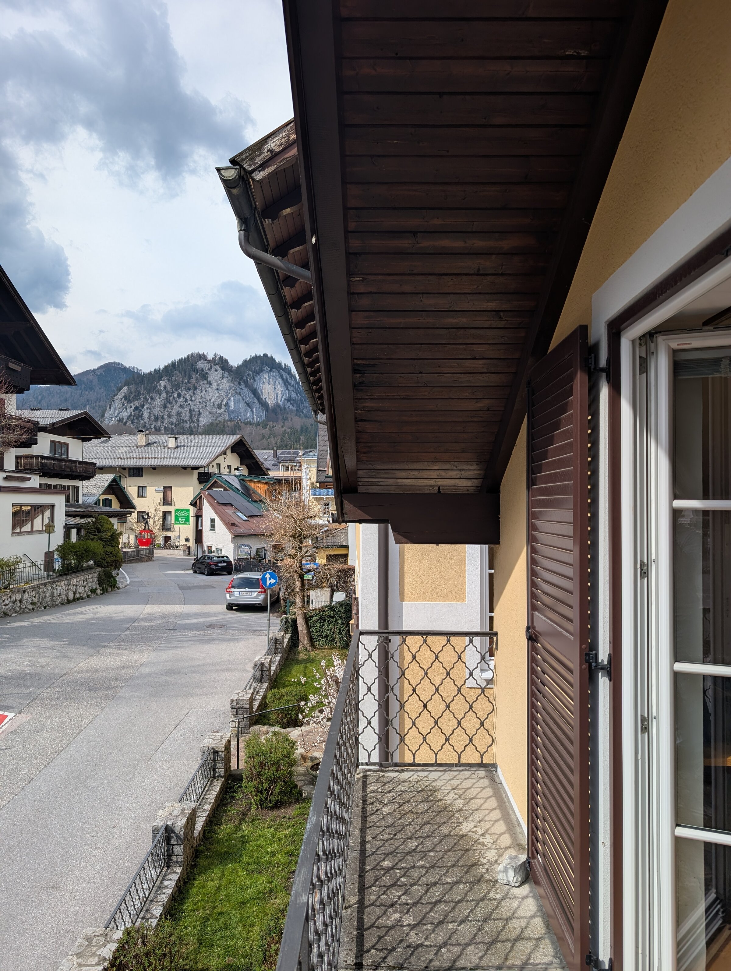 Balkon mit Bergpanorama: 2-Zimmer Wohnung zur Kurzzeitmiete & Wohnen auf Zeit für 1 bis 6 Monate in Sankt Gilgen