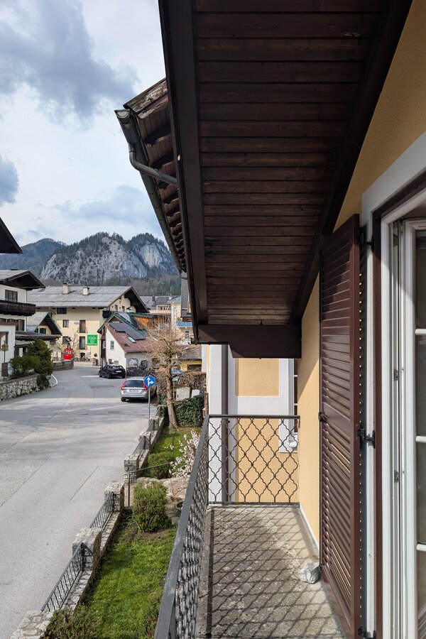 Balkon mit Bergpanorama: 2-Zimmer Wohnung zur Kurzzeitmiete & Wohnen auf Zeit für 1 bis 6 Monate in Sankt Gilgen