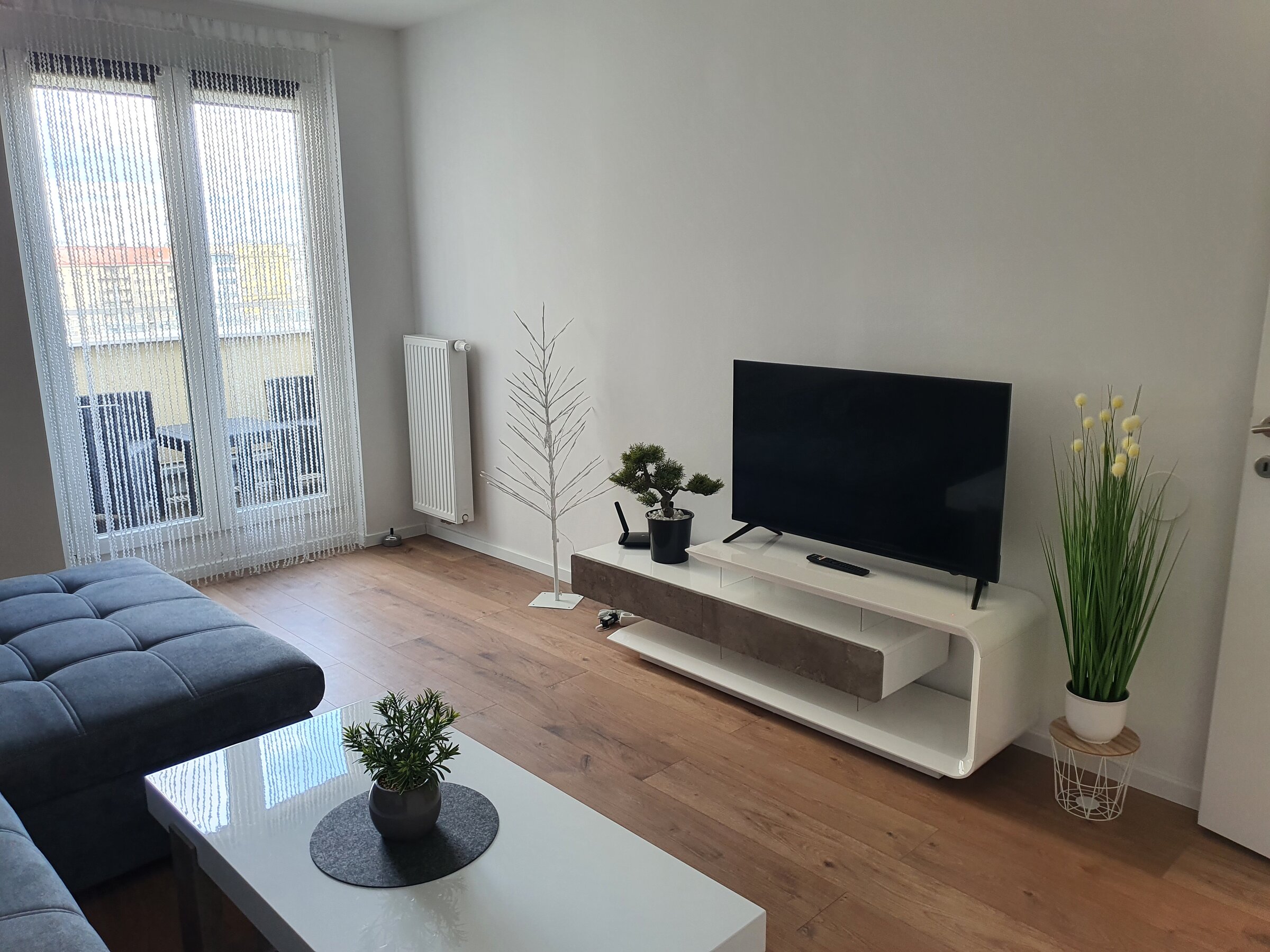 Helles Wohnzimmer mit modernem TV-Möbel & Sofa – 2-Zimmer-Wohnung Kurzzeitmiete Wien, Wohnen auf Zeit 1 bis 6 Monate
