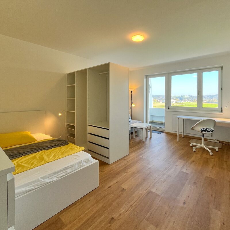Spacious 27 sqm room with a private, secluded loggia in a quiet top-floor shared apartment. Fully furnished – move in and feel at home. Persenbeug is located between Vienna and Linz, 100 km away, about 1 hour by car or train. | © Gerald Scharf