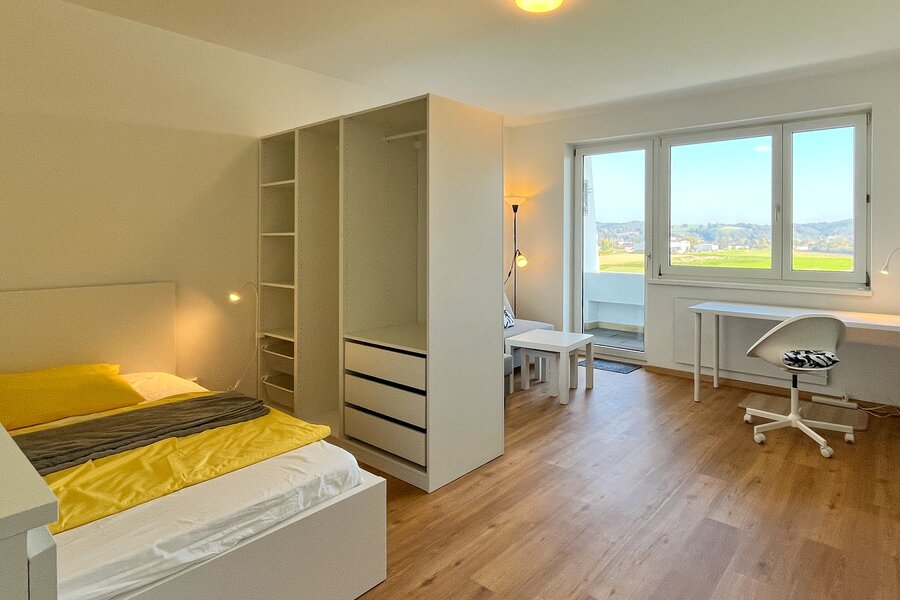 Spacious 27 sqm room with a private, secluded loggia in a quiet top-floor shared apartment. Fully furnished – move in and feel at home. Persenbeug is located between Vienna and Linz, 100 km away, about 1 hour by car or train. | © Gerald Scharf