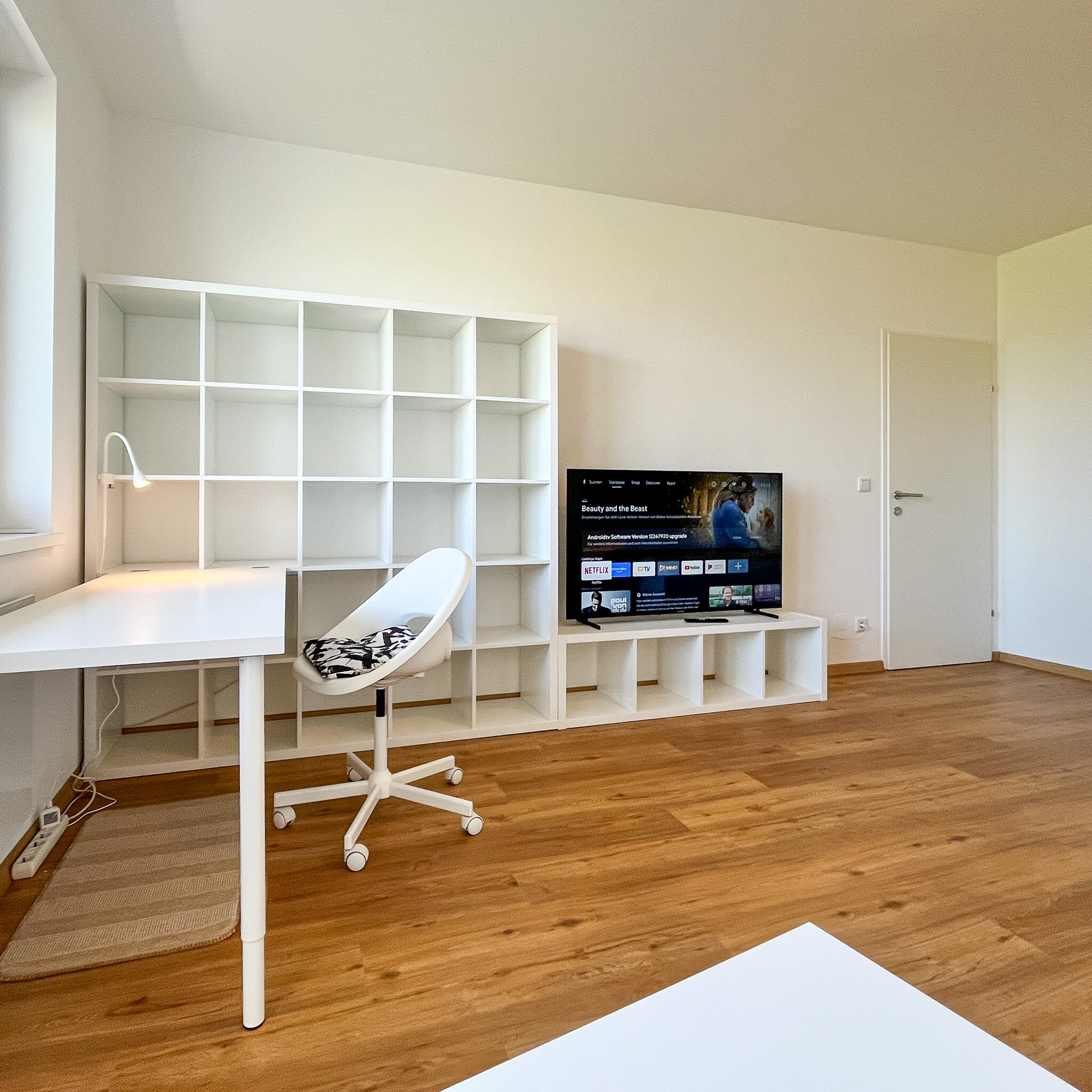 55"/4K-Fernseher für gemütliche Serienabende | © Gerald Scharf