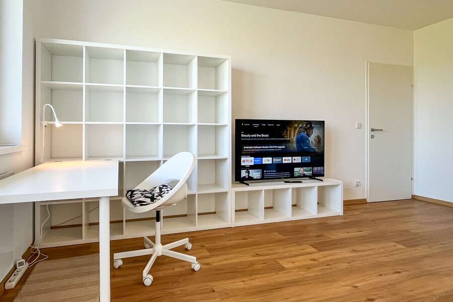 55"/4K-Fernseher für gemütliche Serienabende | © Gerald Scharf