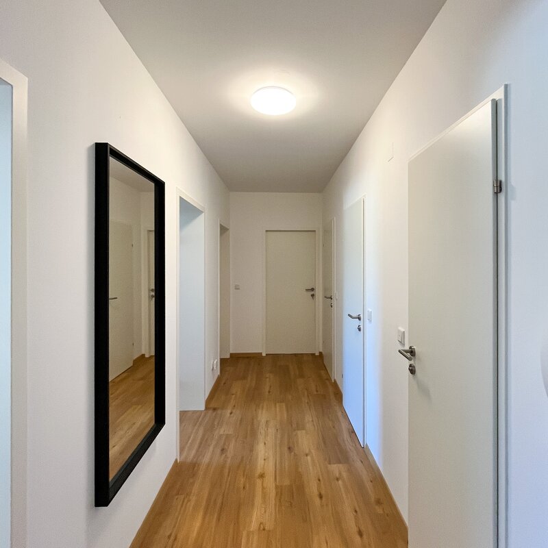 Vorraum mit Blick auf die Zimmertüren | © Gerald Scharf