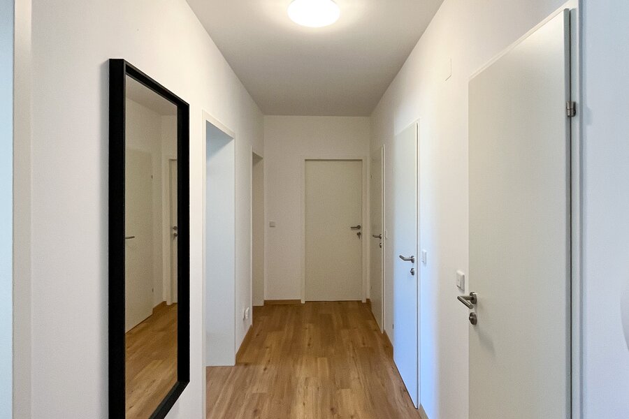 Vorraum mit Blick auf die Zimmertüren | © Gerald Scharf