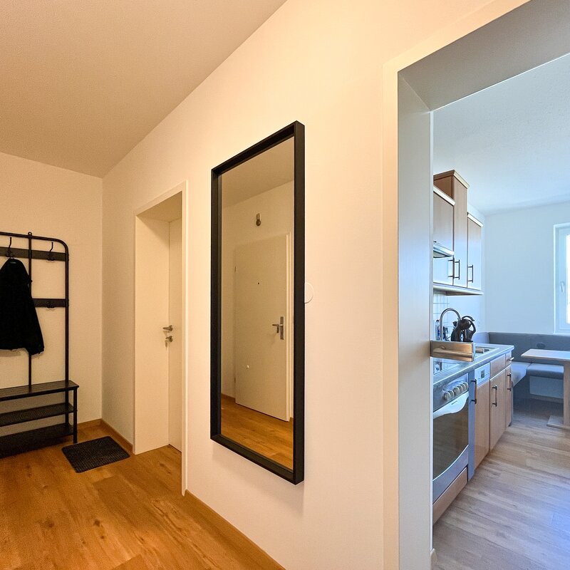 Vorraum mit Einblick in die Küche hinter der Glastür | © Gerald Scharf