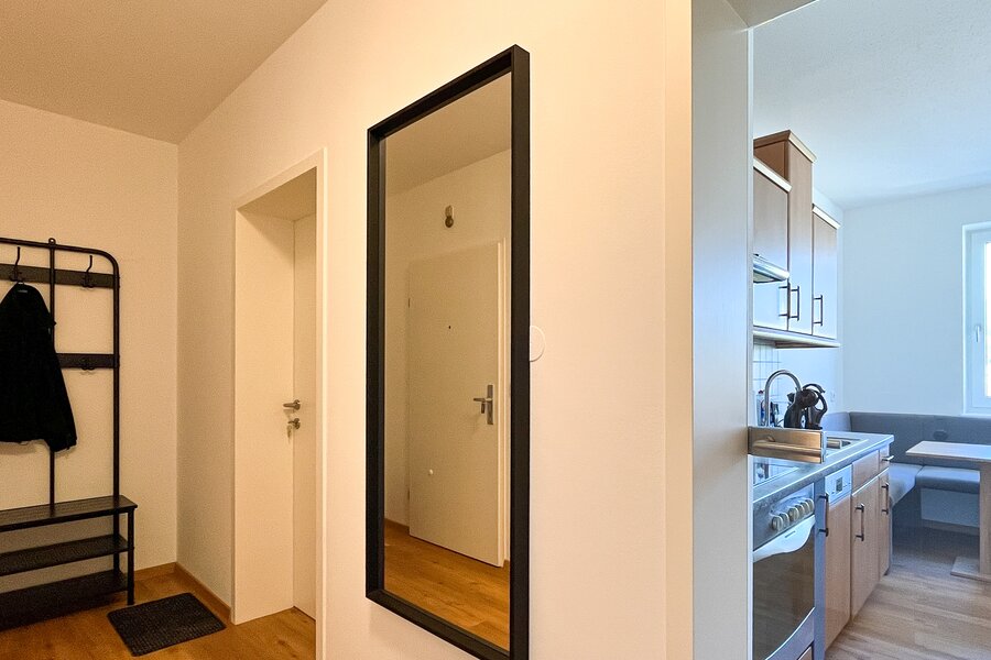 Vorraum mit Einblick in die Küche hinter der Glastür | © Gerald Scharf