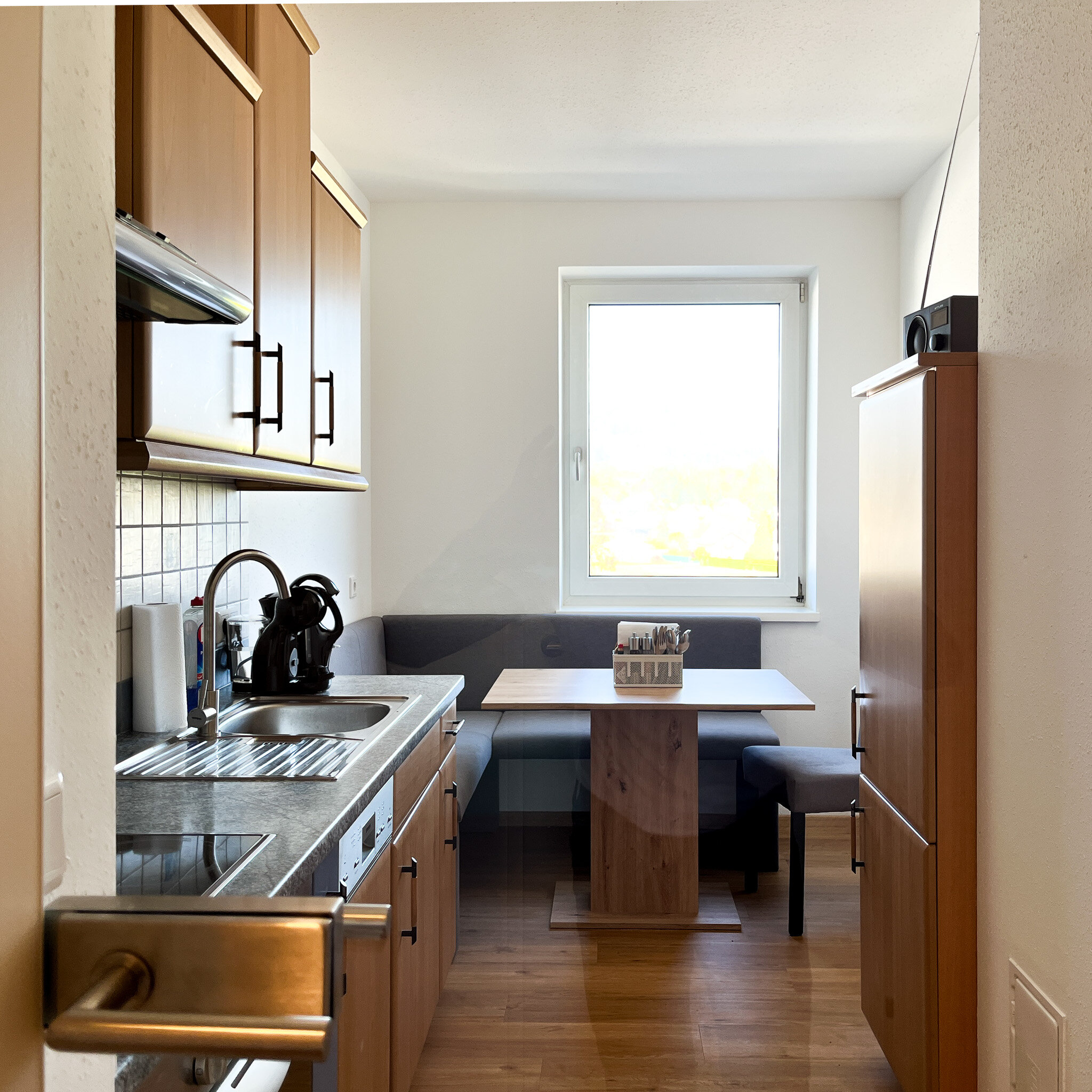 Küche mit gemütlicher Sitzecke für bis zu vier Personen | © Gerald Scharf