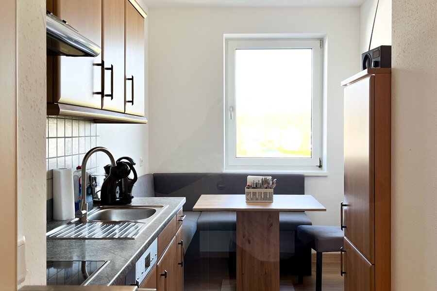 Küche mit gemütlicher Sitzecke für bis zu vier Personen | © Gerald Scharf