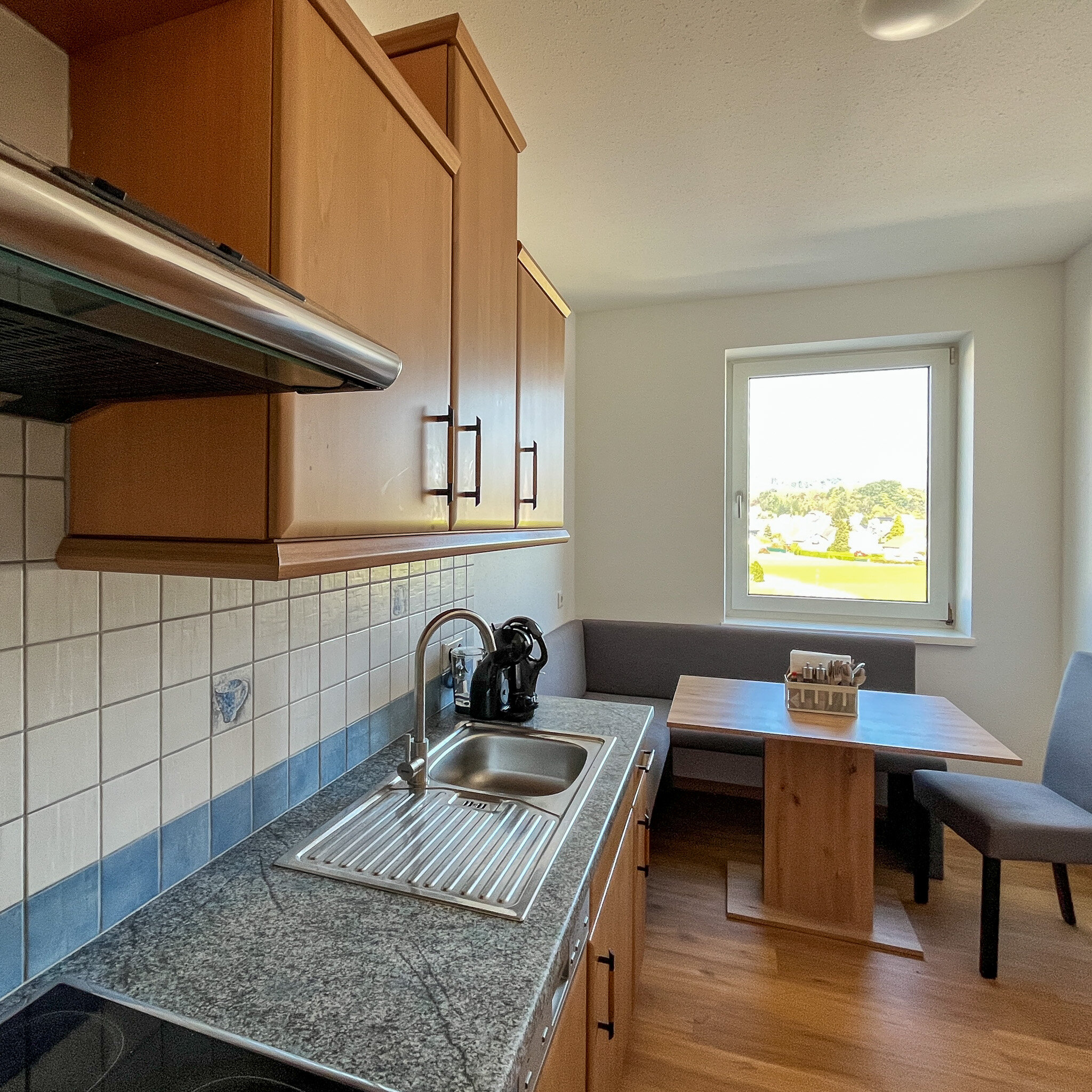 Küche mit gemütlicher Sitzecke für bis zu vier Personen | © Gerald Scharf