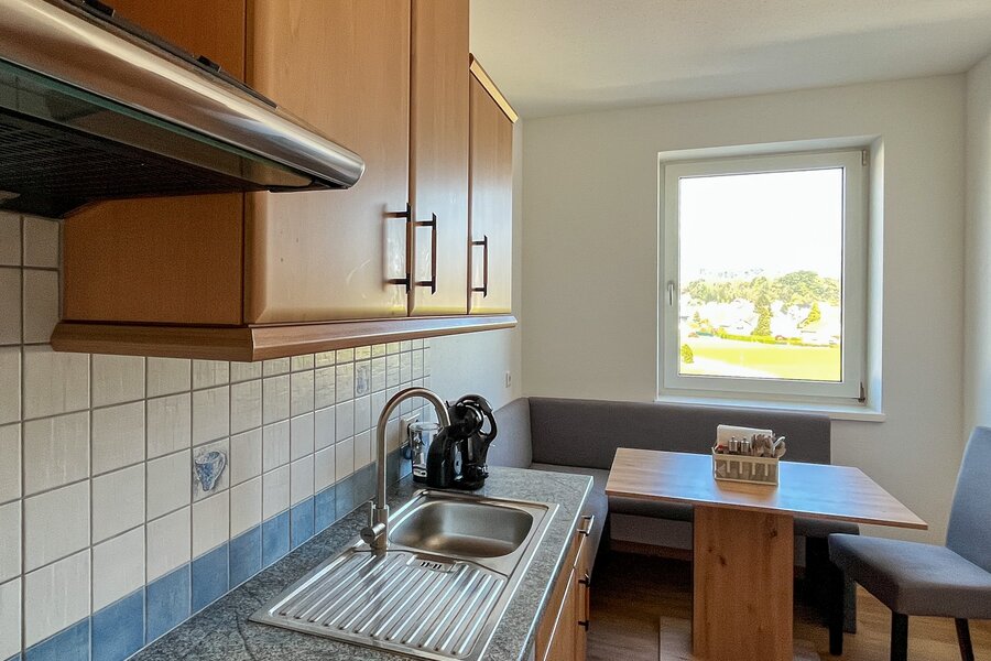 Küche mit gemütlicher Sitzecke für bis zu vier Personen | © Gerald Scharf