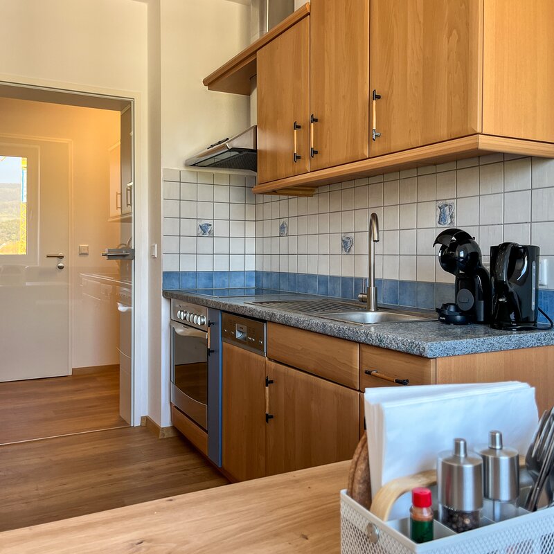 Vollausgestattete Küche mit Geschirrspüler, Kaffeemaschine (Dolce Gusto), Wasserkocher, Geschirr, Gläser und Kochutensilien | © Gerald Scharf