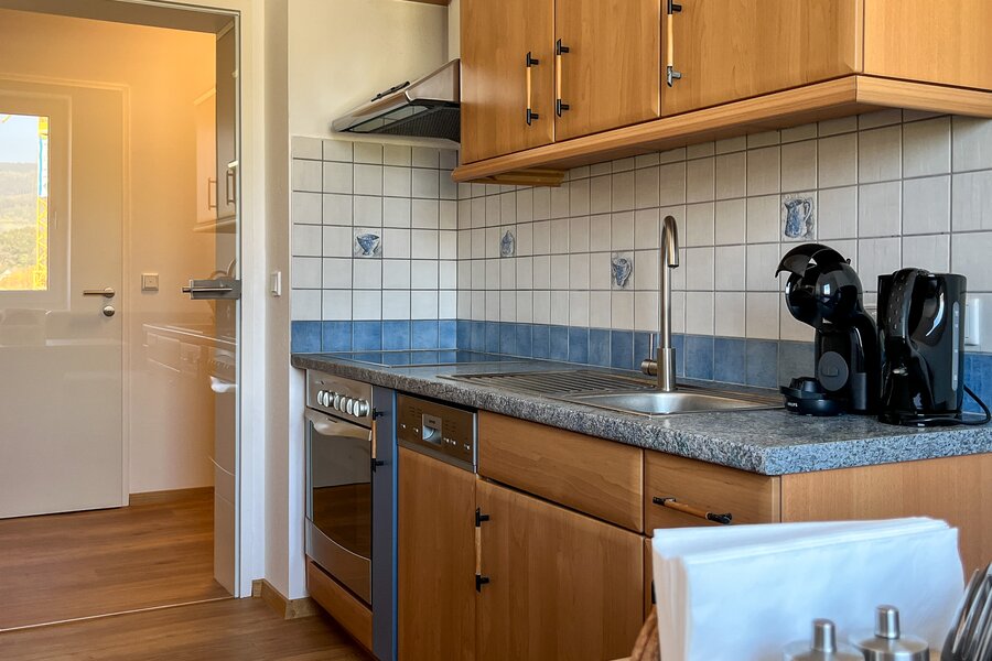 Vollausgestattete Küche mit Geschirrspüler, Kaffeemaschine (Dolce Gusto), Wasserkocher, Geschirr, Gläser und Kochutensilien | © Gerald Scharf