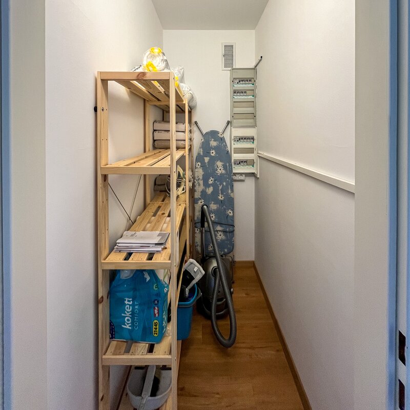 Abstellraum mit Haushaltsartikeln zum Putzen, Reinigen, Spülen und ein Staubsauger sowie einem Bügeleisen samt Bügeltisch | © Gerald Scharf