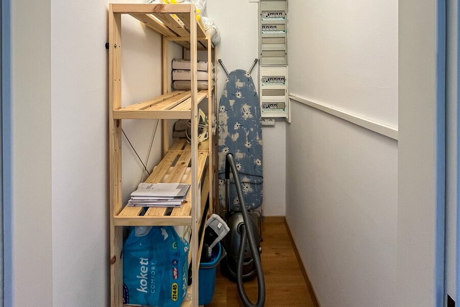 Abstellraum mit Haushaltsartikeln zum Putzen, Reinigen, Spülen und ein Staubsauger sowie einem Bügeleisen samt Bügeltisch | © Gerald Scharf