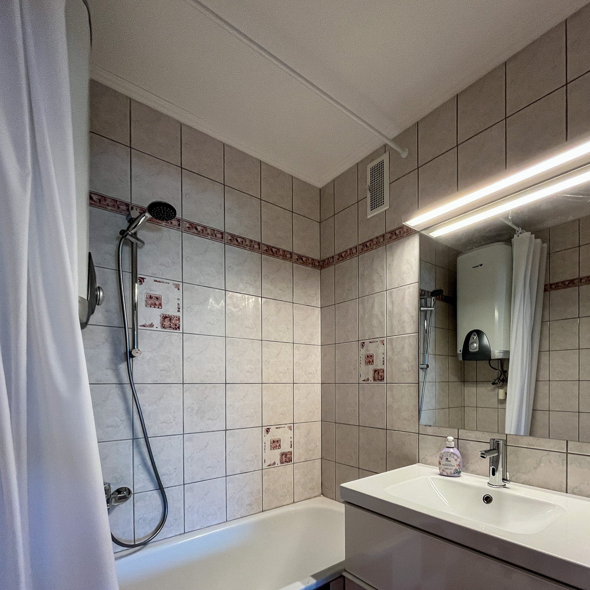 Bad mit großem Waschtisch, Badewanne samt Dusche | © Gerald Scharf
