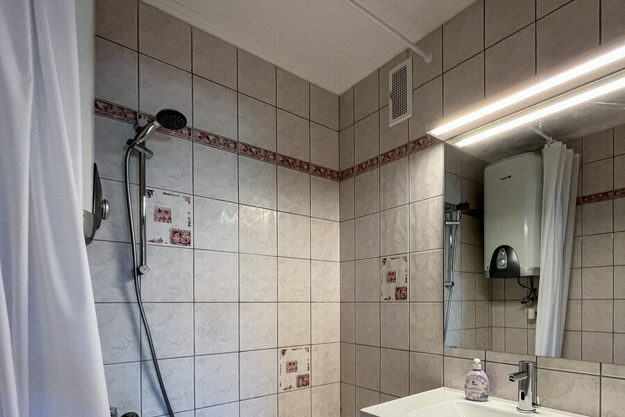 Bad mit großem Waschtisch, Badewanne samt Dusche | © Gerald Scharf