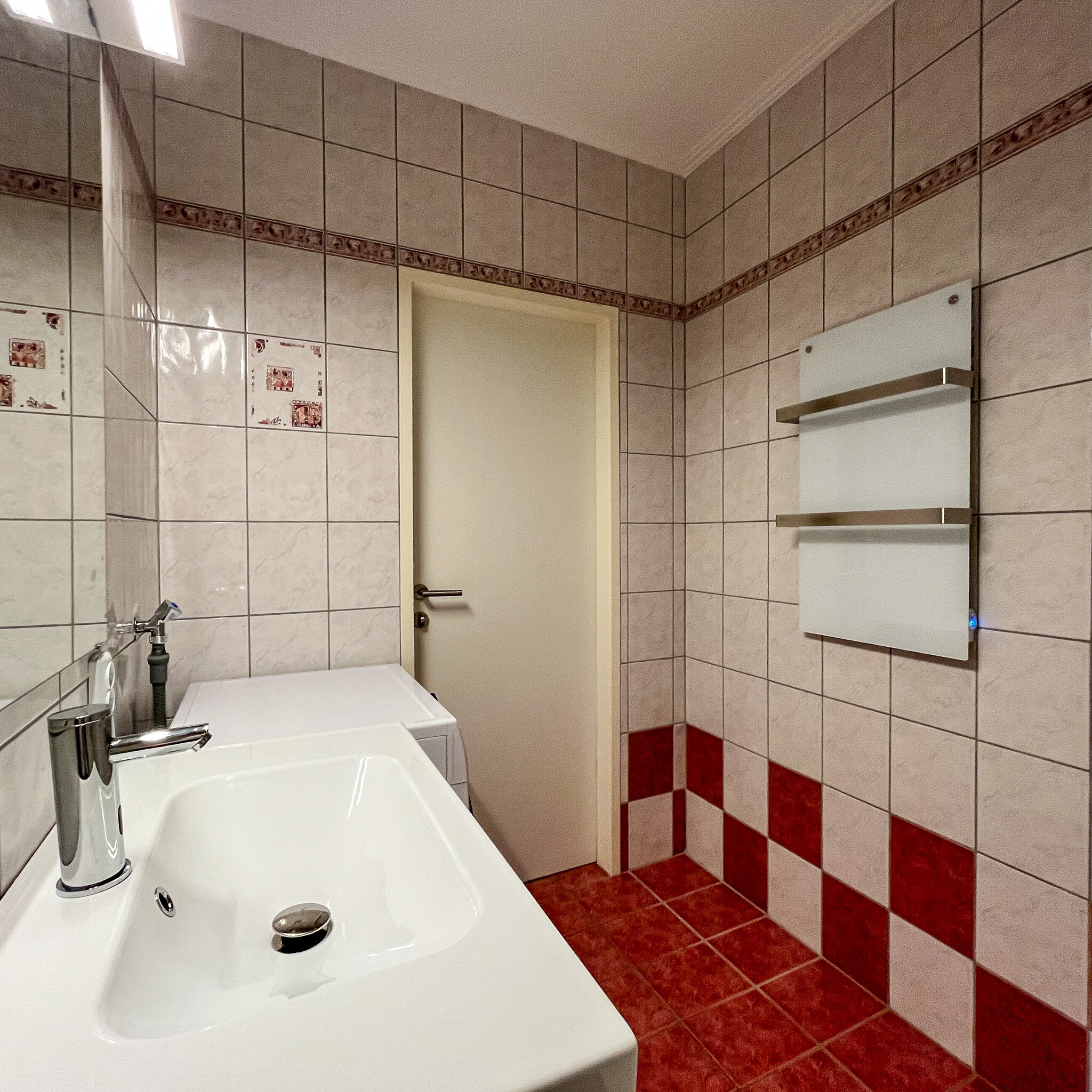 Badezimmer mit Wandheizkörper | © Gerald Scharf