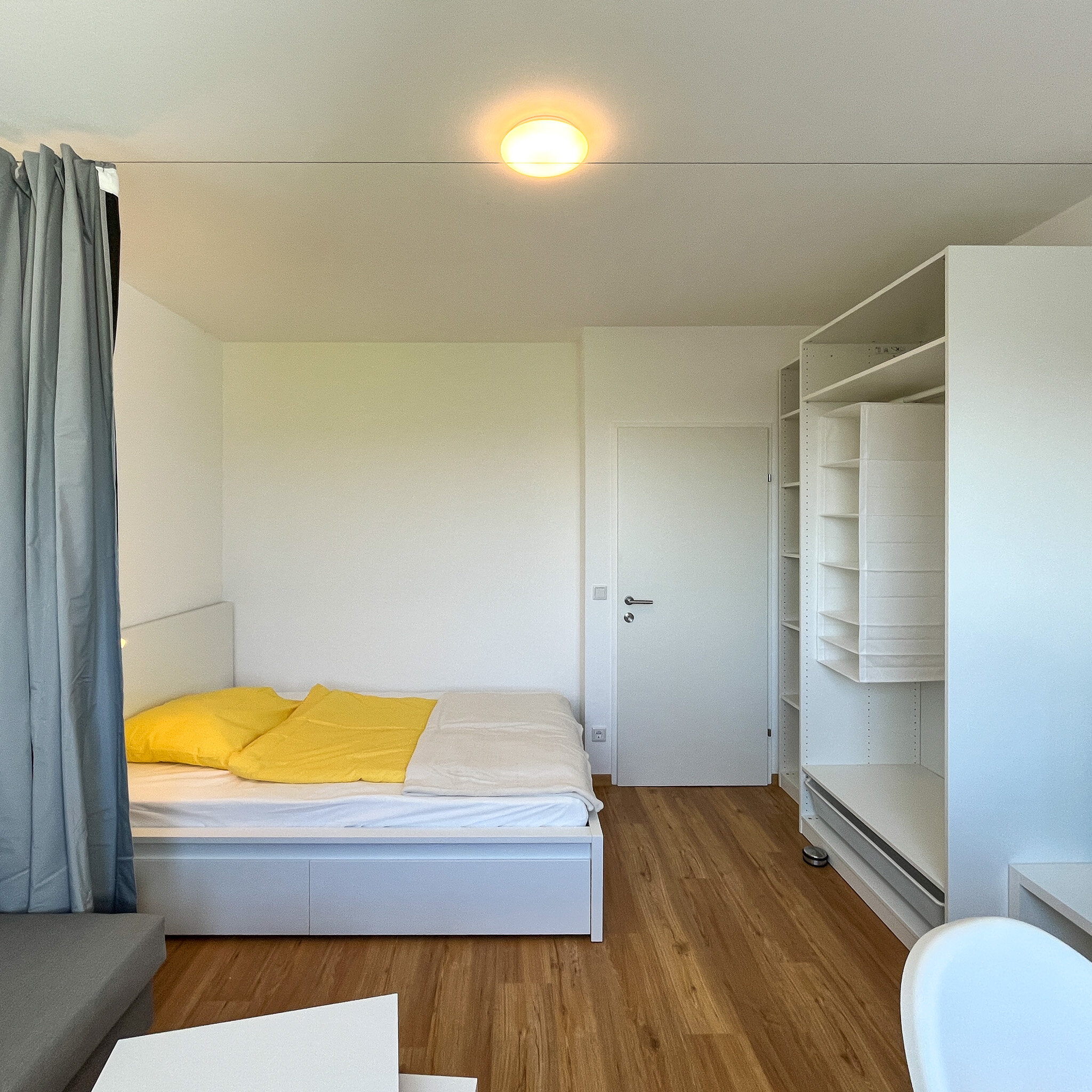 Großer Kleiderschrank für viel Stauraum | © Gerald Scharf