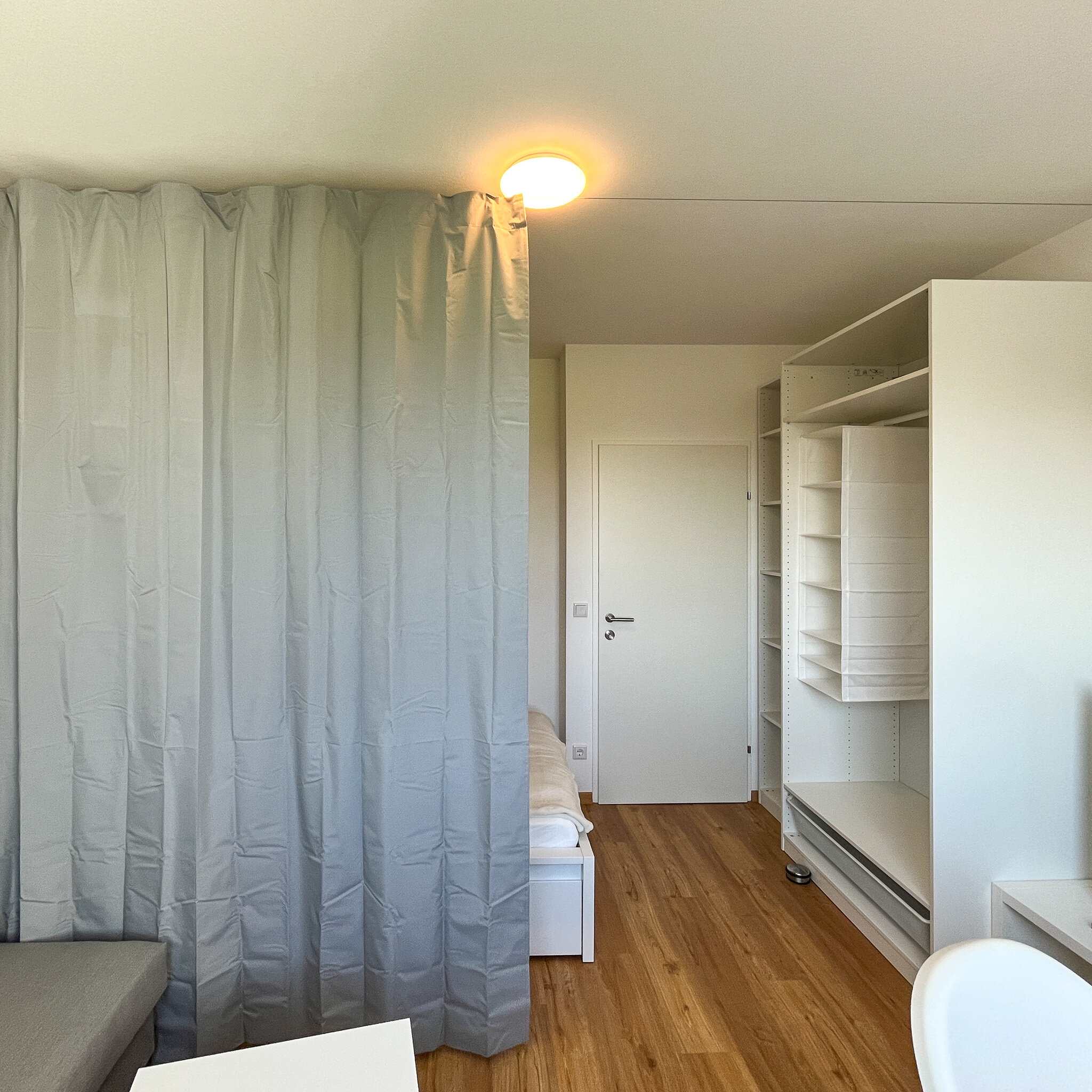 Bett kann mit einem Vorhang abgedunkelt werden | © Gerald Scharf