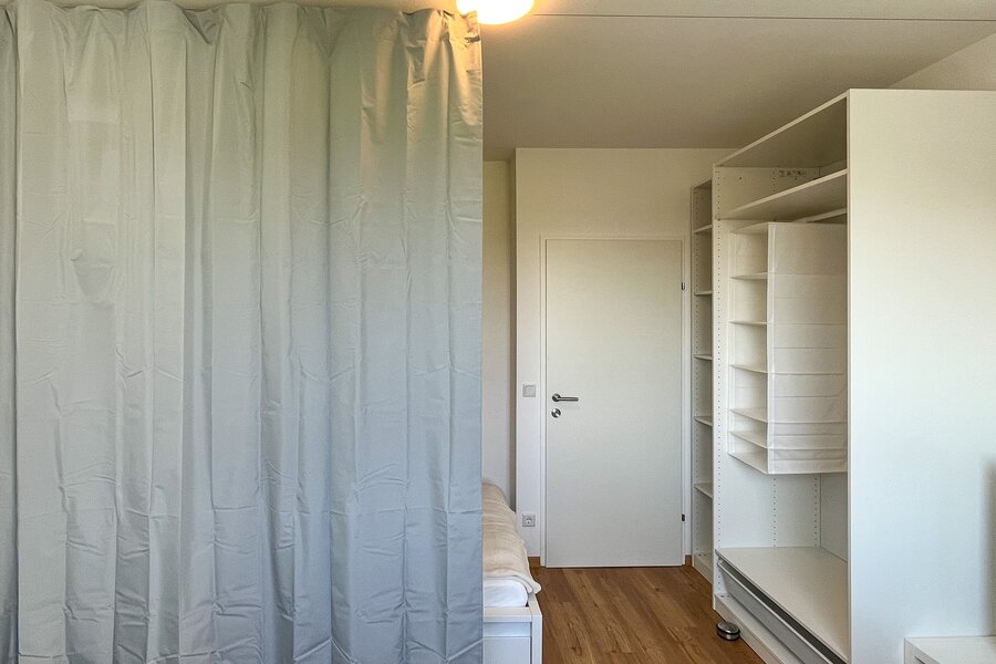 Bett kann mit einem Vorhang abgedunkelt werden | © Gerald Scharf