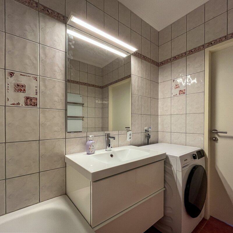 Badezimmer mit Waschtrockner: Waschmaschine und Wäschetrockner in einem Gerät | © Gerald Scharf