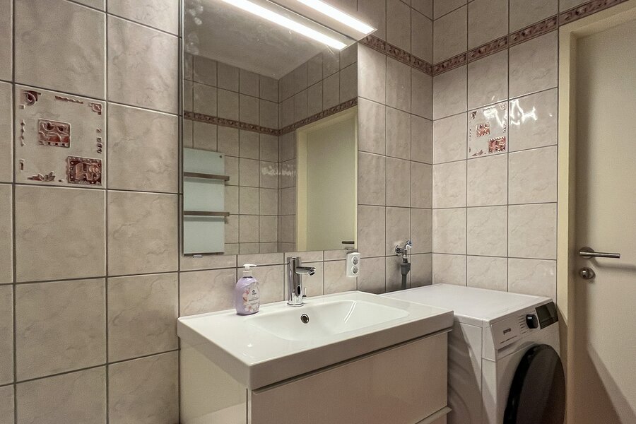 Badezimmer mit Waschtrockner: Waschmaschine und Wäschetrockner in einem Gerät | © Gerald Scharf