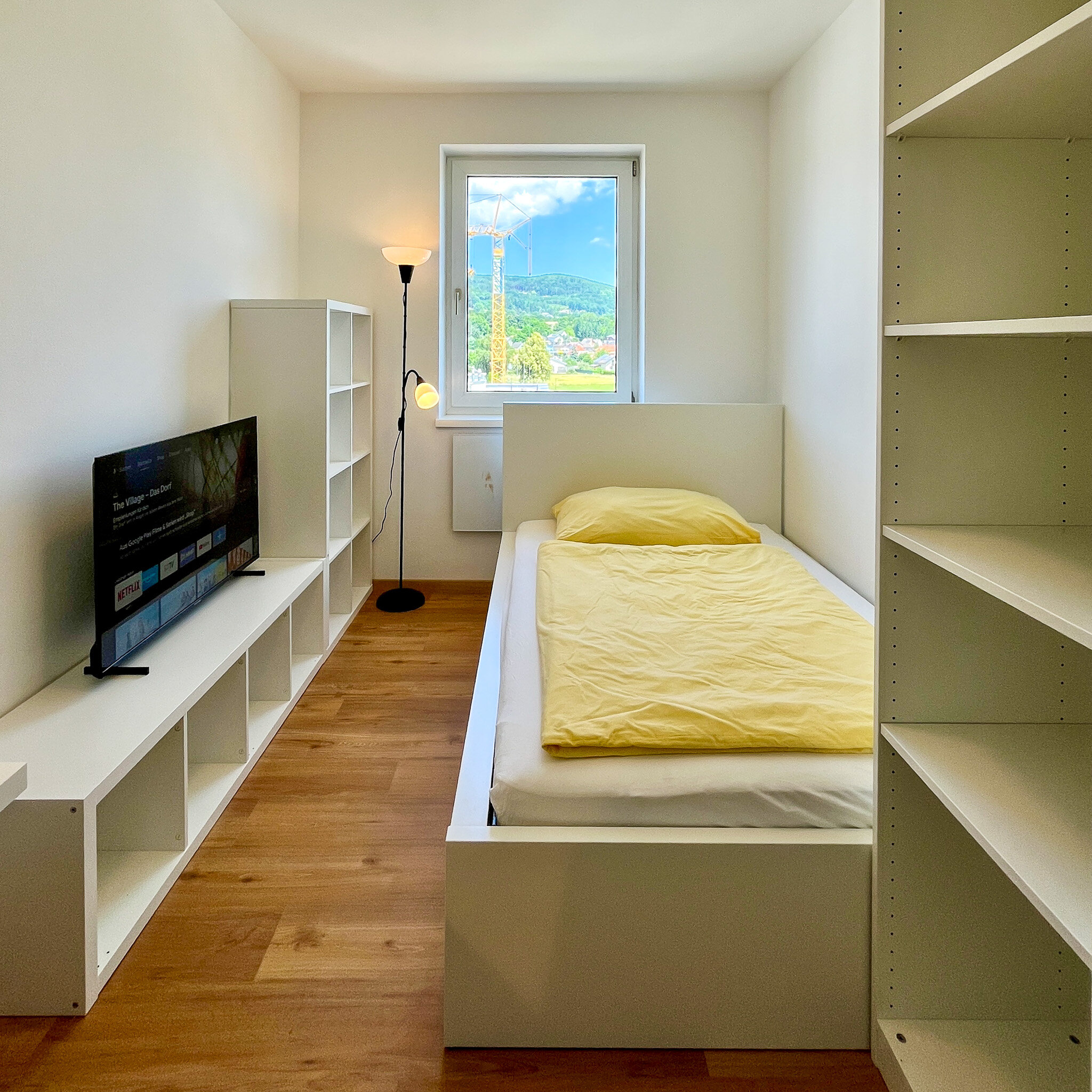 Tiny Zimmer mit 10 qm einer ruhigen Wohngemeinschaft im Dachgeschoß. Komplett ausgestattet, einziehen & wohlfühlen. Persenbeug liegt zwischen Wien und Linz, ca. 100 km, 1 Stunde mit dem Auto oder der Westbahn. | © Gerald Scharf