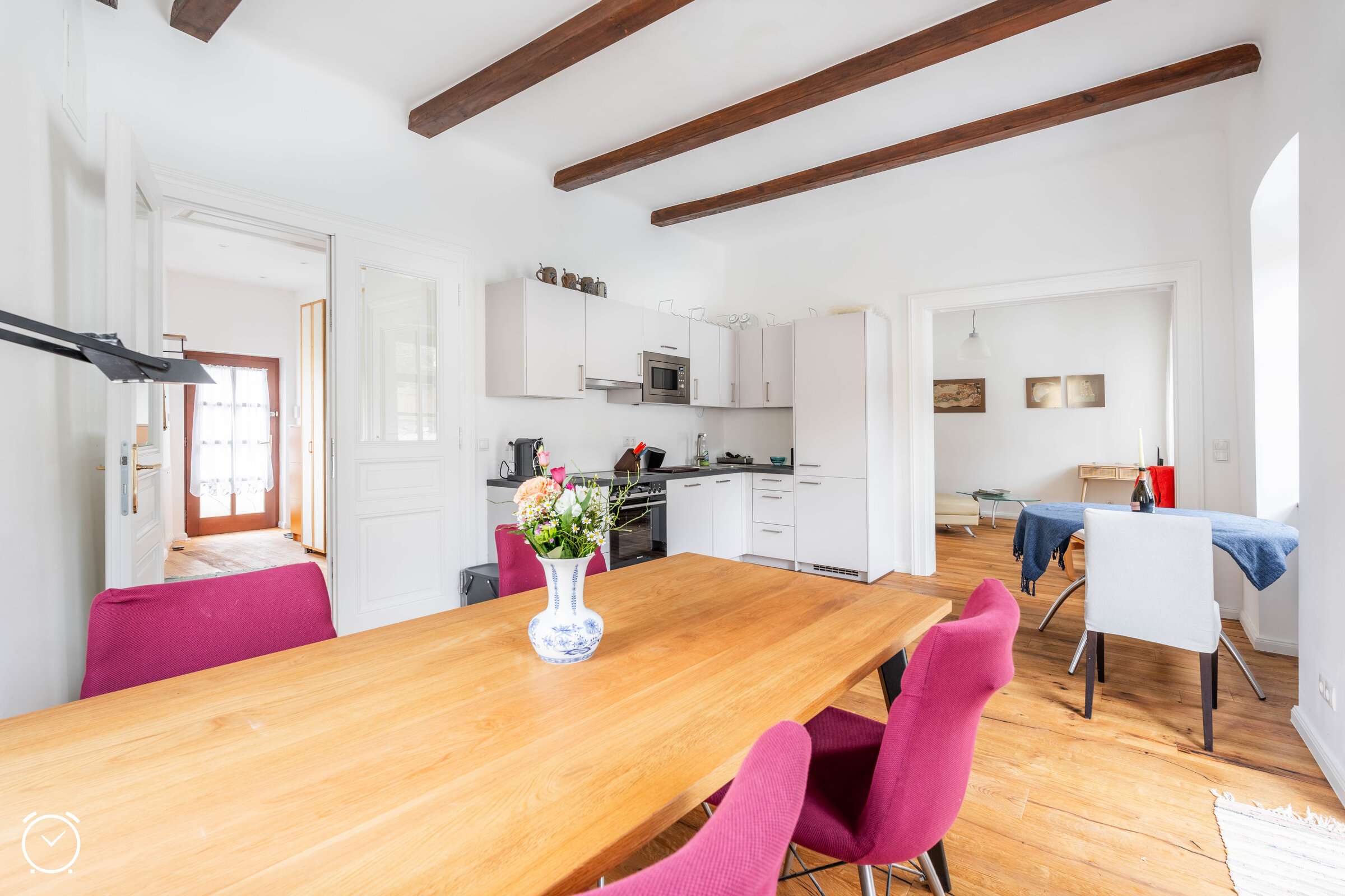 Bright open living & dining area with beamed ceiling – 3-room short-term rental Vienna, temporary housing for 1 to 6 months
