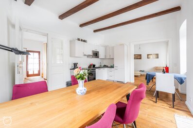 Heller Wohn-Essbereich mit Holzbalken & Einbauküche – 3-Zimmer Wohnung, Kurzzeitmiete Wien, Wohnen auf Zeit für 1 bis 6 Monate