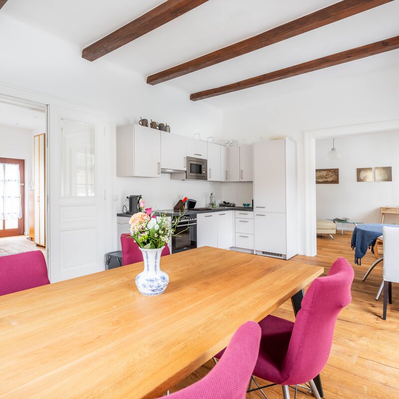 eat-in kitchen