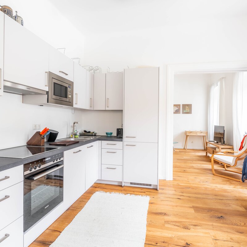 Küche mit Blick ins Wohnzimmer