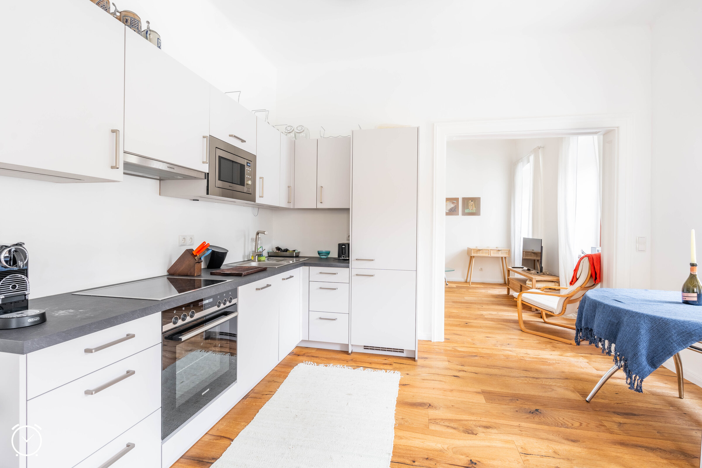 Küche mit Blick ins Wohnzimmer