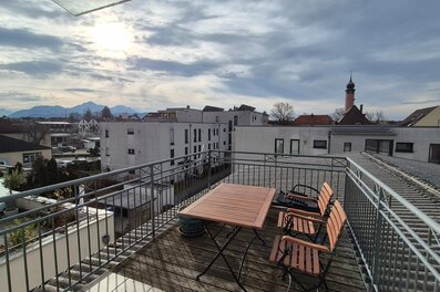 Dachterrasse mit Bergblick – 3-Zimmer Wohnung zur Kurzzeitmiete & Wohnen auf Zeit für 1 bis 6 Monate in Freilassing