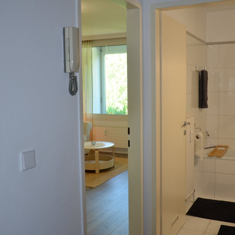 rechts ein großer Einbauschrank mit Waschmaschine