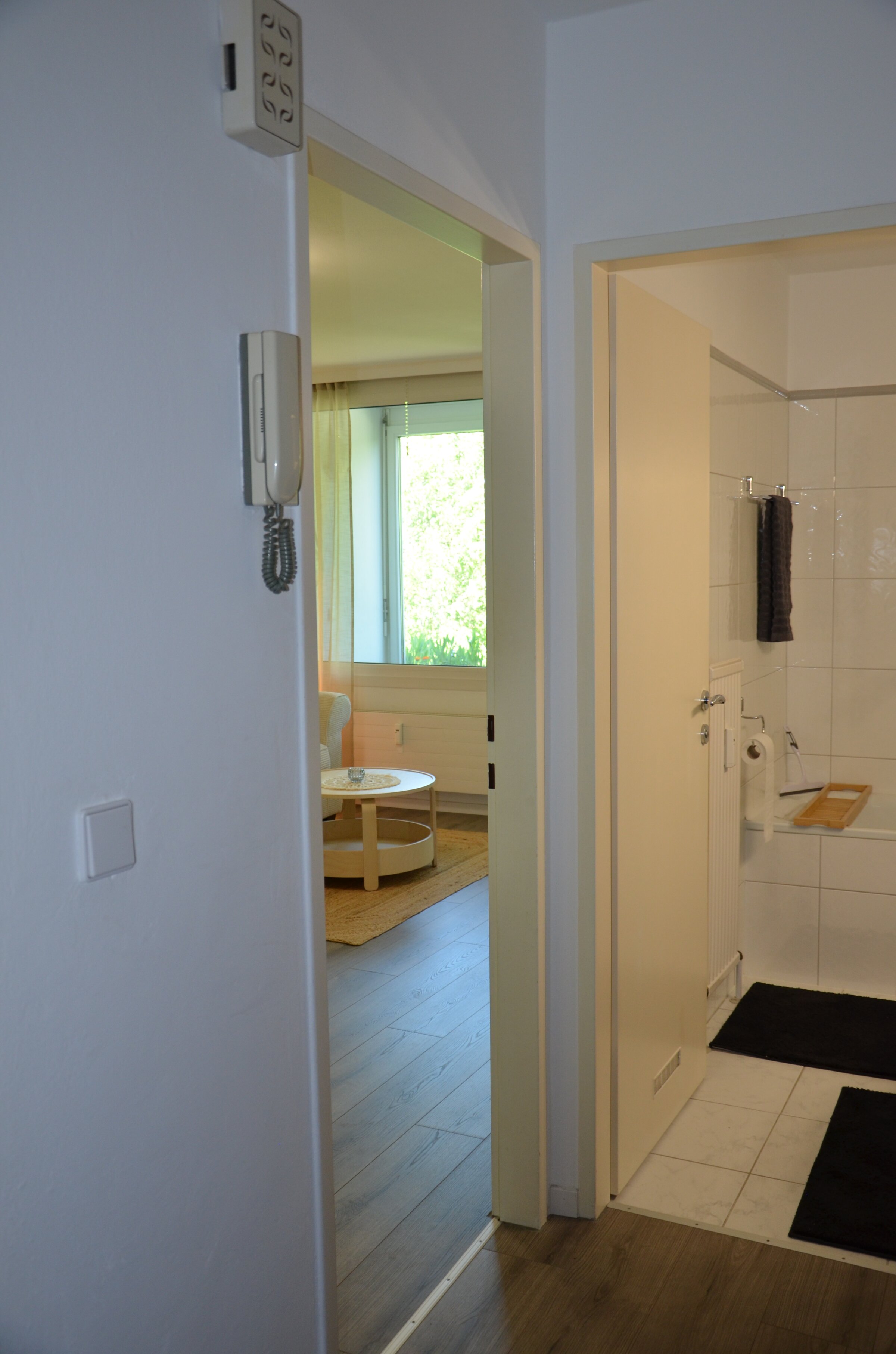rechts ein großer Einbauschrank mit Waschmaschine