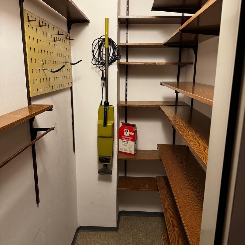 Der Abstellraum bietet viel Stauraum dank zahlreicher Regale und Ablagemöglichkeiten. Ideal zur Aufbewahrung von Haushaltsgegenständen, Reinigungsmitteln oder Vorräten. Eine Wandhalterung sorgt für zusätzliche Ordnung. Perfekte Ergänzung für eine organisierte Wohnung. | © Stefan Gabriel