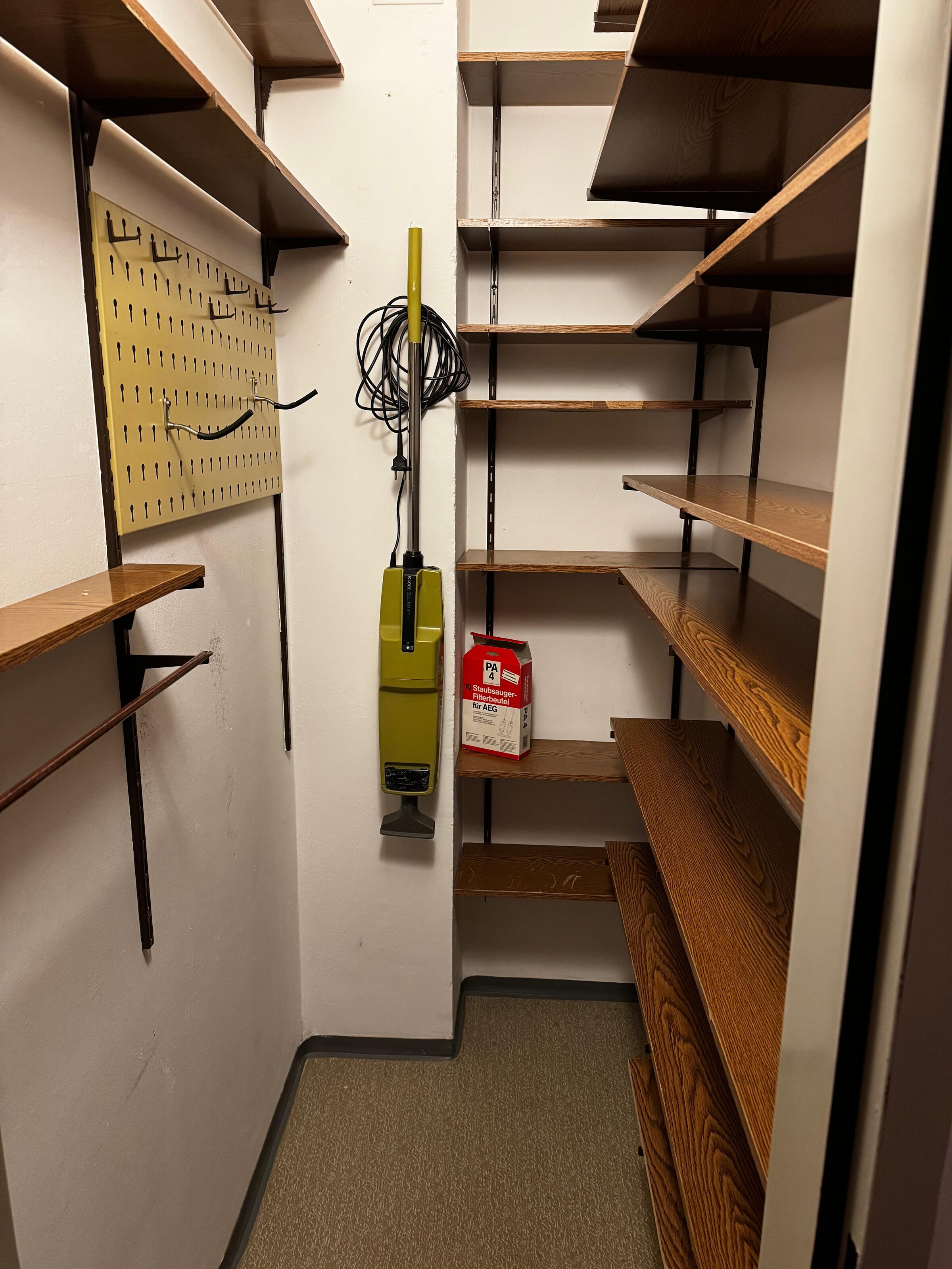 Der Abstellraum bietet viel Stauraum dank zahlreicher Regale und Ablagemöglichkeiten. Ideal zur Aufbewahrung von Haushaltsgegenständen, Reinigungsmitteln oder Vorräten. Eine Wandhalterung sorgt für zusätzliche Ordnung. Perfekte Ergänzung für eine organisierte Wohnung. | © Stefan Gabriel