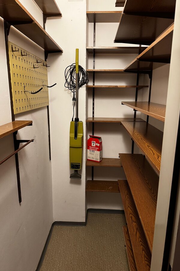 Der Abstellraum bietet viel Stauraum dank zahlreicher Regale und Ablagemöglichkeiten. Ideal zur Aufbewahrung von Haushaltsgegenständen, Reinigungsmitteln oder Vorräten. Eine Wandhalterung sorgt für zusätzliche Ordnung. Perfekte Ergänzung für eine organisierte Wohnung. | © Stefan Gabriel