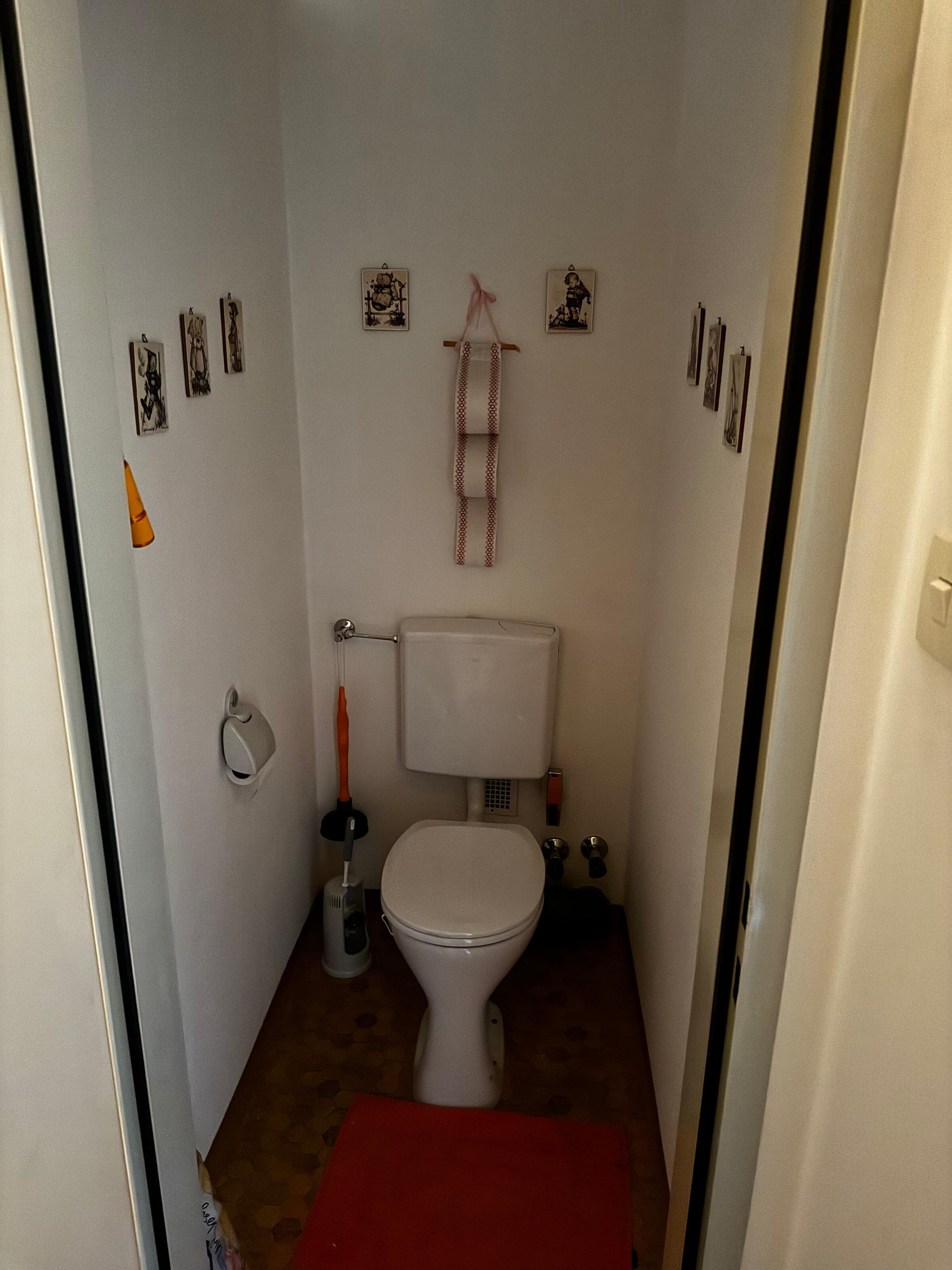 Das separate WC bietet zusätzlichen Komfort und ist funktional eingerichtet. Es verfügt über ein Hänge-WC. | © Stefan Gabriel