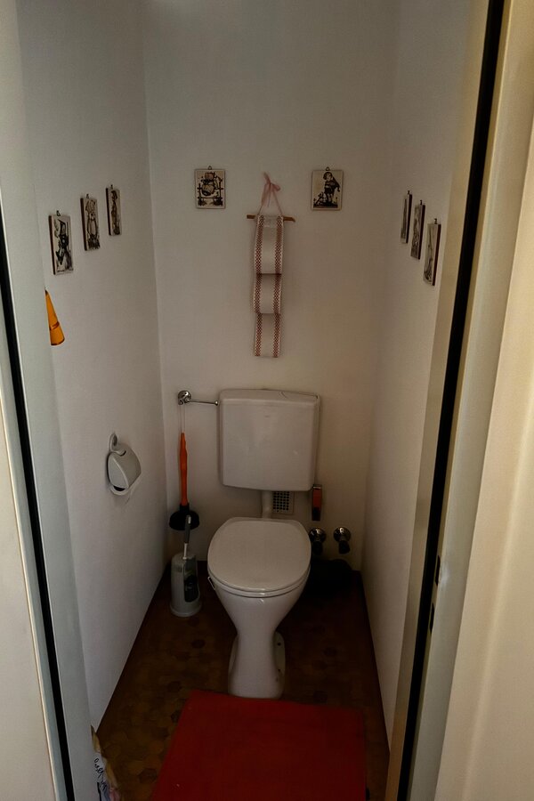 Das separate WC bietet zusätzlichen Komfort und ist funktional eingerichtet. Es verfügt über ein Hänge-WC. | © Stefan Gabriel